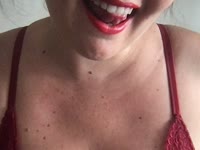 Je suis une femme de 35ans. Simple, curieuse et souriante. J