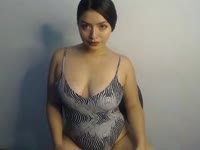 Soy una chica auténtica, juguetona y con un toque de misterio que te atrapará desde el primer momento. Me encanta hacer sentir cómodos a quienes me visitan, crear una conexión especial y que cada encuentro sea único.
Tengo una energía divertida y sensual, me gusta coquetear, provocar y sorprender. En mis shows mezclo sensualidad, actitud y cercanía para que sientas que estás conmigo, sin filtros.
Si buscas alguien con quien reír, disfrutar y dejarte llevar… estás en el lugar correcto. Ven, relájate, y déjame mostrarte por qué siempre querrás volver