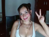 Soy una chica inocente  que irradia pureza y frescura en mi mirada y en mi sonrisa. Siempre  reflejo curiosidad y asombro ante el mundo que me rodea. Mis  ojos brillan por ti con una luz interior deseo y placer.