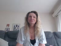 Je suis une femme "mûre" de 49 ans aimant le sexe sur toutes ses coutures,Shows spécials Messieurs en  VIP ,fist, domination Extrême , ,je possède plusieurs godes , jouets