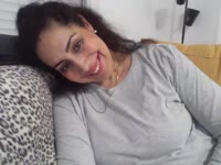 Brune pétillante qui aime la vie et ses plaisirs. la bonne humeur est mon moteur dans la vie . la séduction et les bons moments mon carburant. alors Messieurs, à vos clavier!