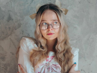 cam girl playing with dildo BellaMorley