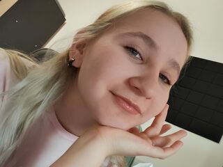 camwhore fingering shaved pussy ChristiaRetterat