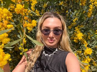 masturbating camgirl DelaineClowerd