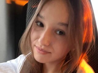 camwhore masturbating with vibrator DelorseDoderer