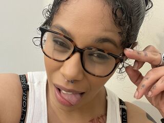 cam girl playing with dildo DesiraeLuciano