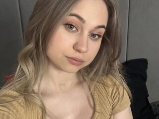 hot cam girl fingering shaved pussy ElisabethCrysten