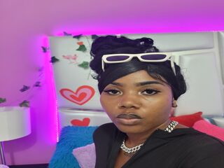 hot cam girl fingering shaved pussy HaddyleyMonroe