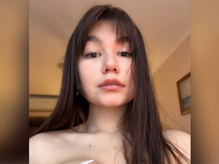 naked camgirl masturbating with vibrator JuliaCutee