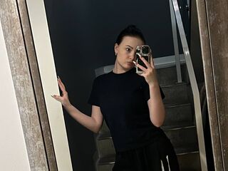 naked webcam girl KiraBentley
