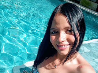 camslut fingering shaved pussy LauraVelle