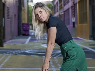 naughty cam girl fingering shaved pussy LucyGolfer