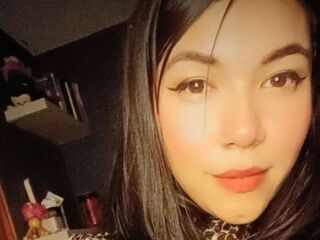 topless webcamgirl LucyHeit