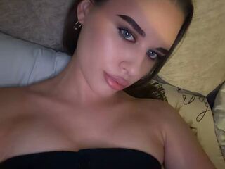 naked camgirl fingering pussy RhiannonJumper
